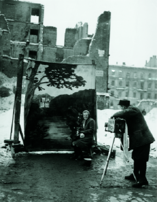 Nov. 1946 : A Varsovie, un portraitiste tente de masquer les ravages de la guerre sur la capitale polonaise. Nov. 1946 : A Varsovie, un portraitiste tente de masquer les ravages de la guerre sur la capitale polonaise.