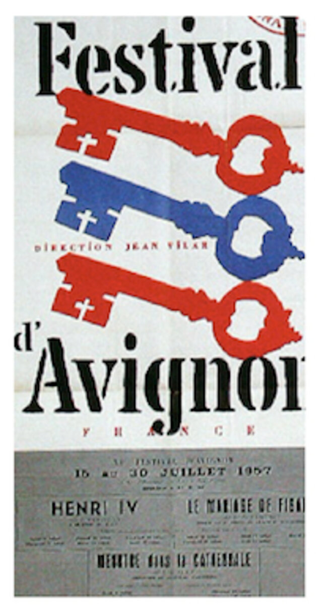 Les grands arbres morts cachent le soleil aux jeunes pousses