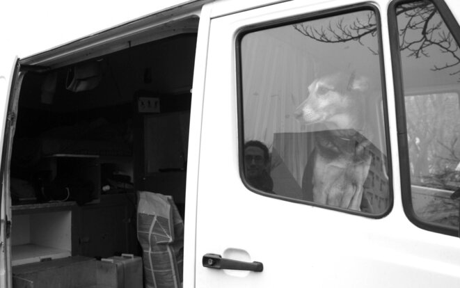 Dans son camion aménagé, Camille Montoir vit toute l'année © E.B Dans son camion aménagé, Camille Montoir vit toute l'année © E.B