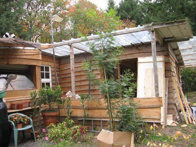 Une cabane plutôt qu'un HLM pour Nadège T., ouvrière agricole. © E. Berthaud. Une cabane plutôt qu'un HLM pour Nadège T., ouvrière agricole. © E. Berthaud.
