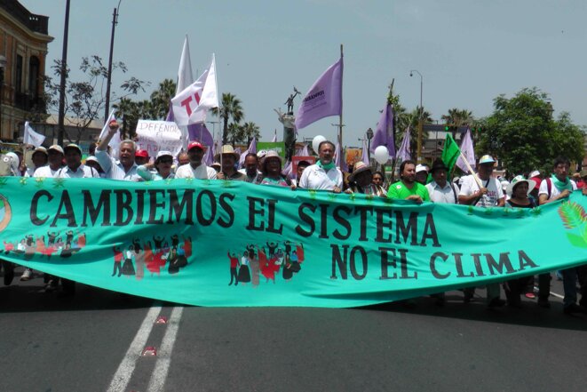 Ouverture de la marche à Lima - 20 000 manifestants © Maxime Combes Ouverture de la marche à Lima - 20 000 manifestants © Maxime Combes