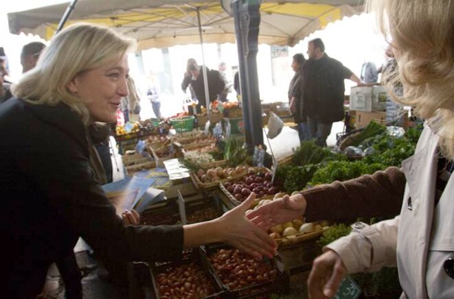 Marine Le Pen fait campagne sur le marché de Meaux, 24/03/12. © Thomas Haley