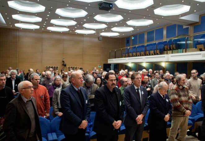 Une minute de silence en hommage à Stéphane Hessel. © © Thomas Haley Une minute de silence en hommage à Stéphane Hessel. © © Thomas Haley