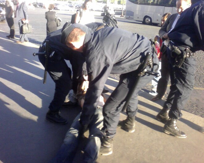 Un « géneur » du Siècle embarqué par la police. Un « géneur » du Siècle embarqué par la police.