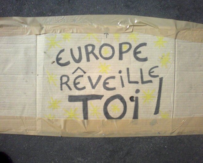 Affiches des indignés à Paris, place de la Bastille Affiches des indignés à Paris, place de la Bastille