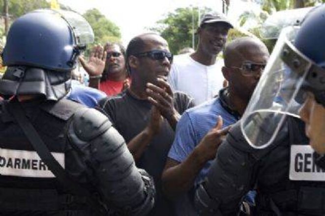 La police tente de démenteler un barrage, lors de la grève générale de 2008. La police tente de démenteler un barrage, lors de la grève générale de 2008.