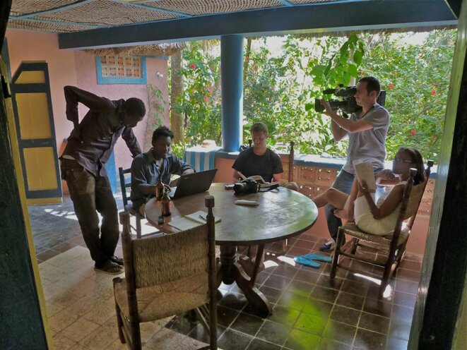 Sur la photo, de gauche à droite : Makenzy Orcel, James Noël, Paolo Woods, Jean-Pierre Magnaudet (JRI), Yanick Lahens. © Christian Tortel Sur la photo, de gauche à droite : Makenzy Orcel, James Noël, Paolo Woods, Jean-Pierre Magnaudet (JRI), Yanick Lahens. © Christian Tortel
