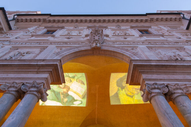 Manon Recordon, transformant le plafond de la loggia en écran pour une double projection vidéo © (c)Giovani De Angelis Manon Recordon, transformant le plafond de la loggia en écran pour une double projection vidéo © (c)Giovani De Angelis