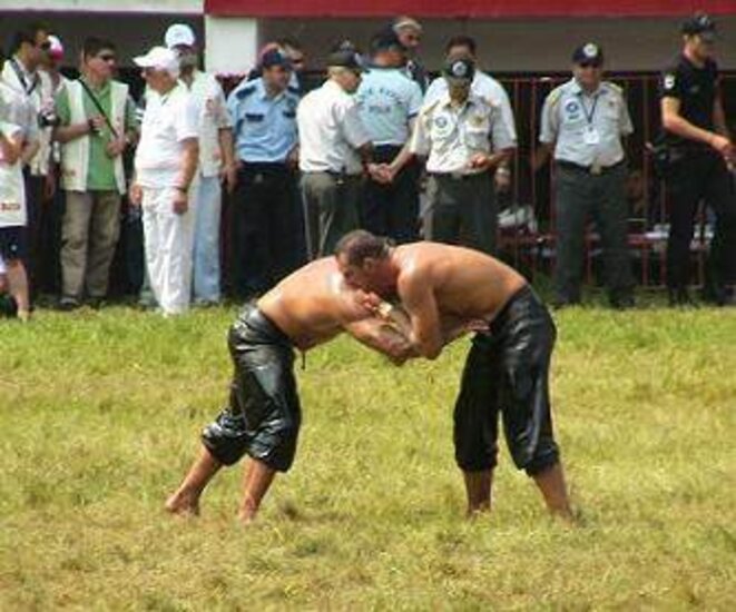 Les lutteurs roulent à l’huile