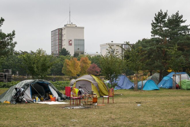 Clermont place du 1er mai, la vie s'organise avec migrants et bénévoles