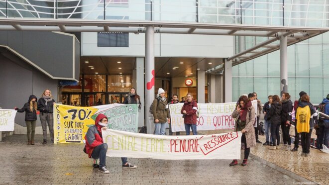 Contre l'hyperconsommation, ses arnaques, son agressivité : black friday ? Du balai !