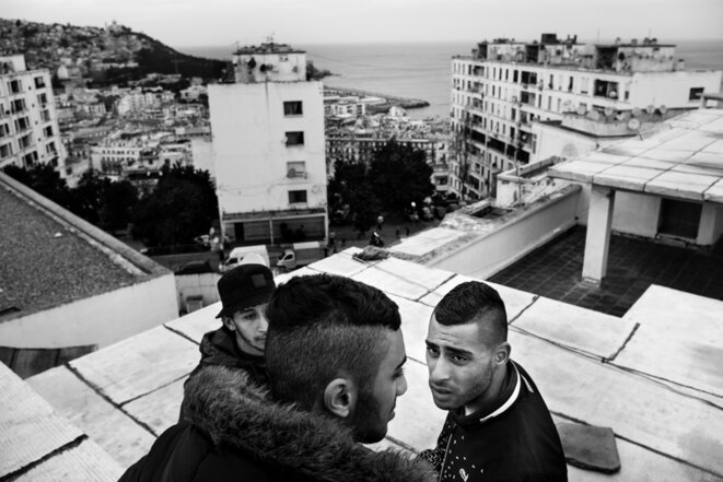 En Algérie, la contestation du stade à la rue