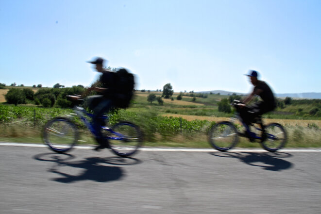 Des migrants à pied et à vélo dans la traversée maudite de la Macédoine