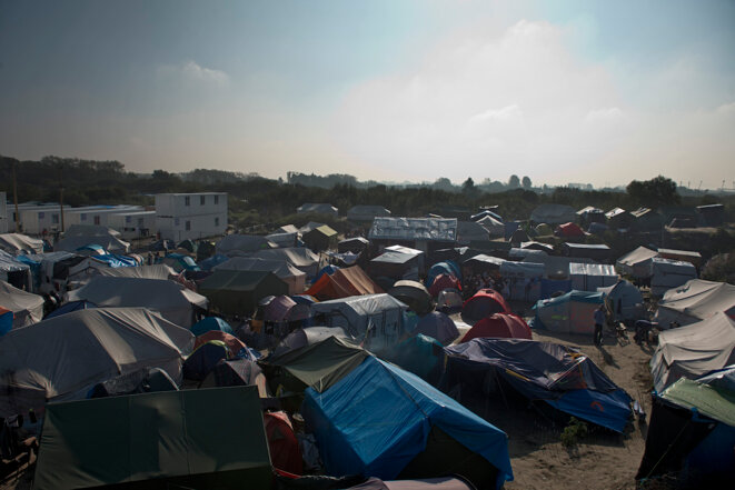 A Calais, les dernières heures des migrants dans la “jungle”