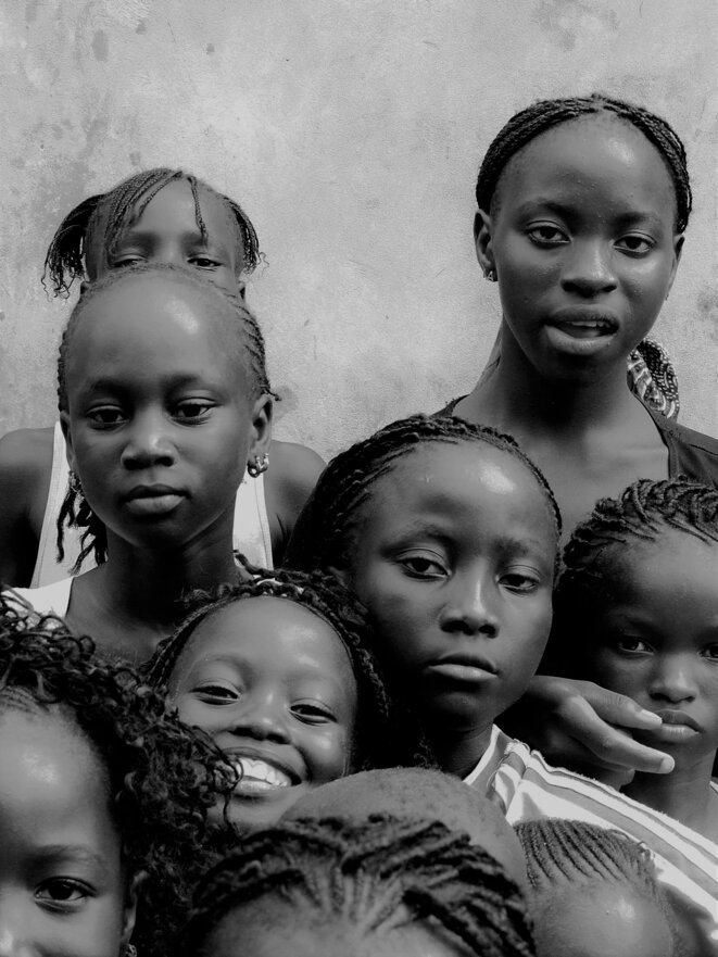 D'ailleurs, des regards