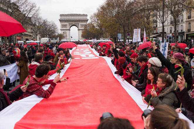 Dans Paris, des milliers de militants du climat pas d'accord avec l'accord