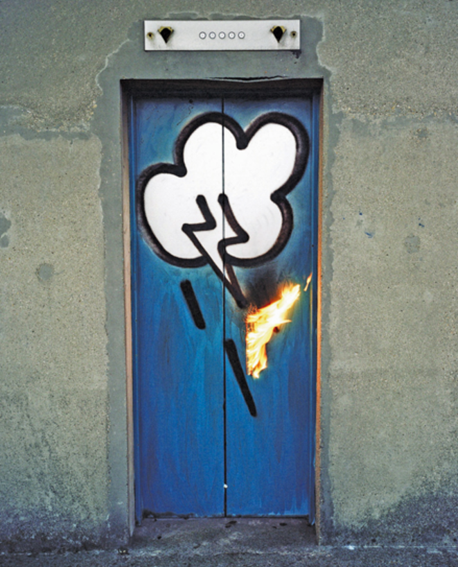ZEVS - Graffiti de feu, peinture goudron sur porte d'ascenseur, usine Mozinor, Montreuil 2002