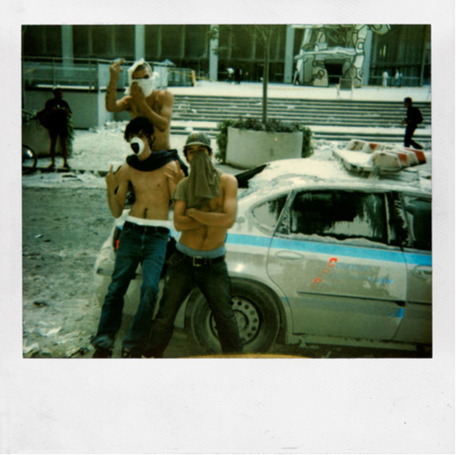 Ryan McGinley et son crew en rodéo dans NYC le jour de l'attaque du 11 septembre 2001 © Dash Snow - Polaroïds book Ryan McGinley et son crew en rodéo dans NYC le jour de l'attaque du 11 septembre 2001 © Dash Snow - Polaroïds book