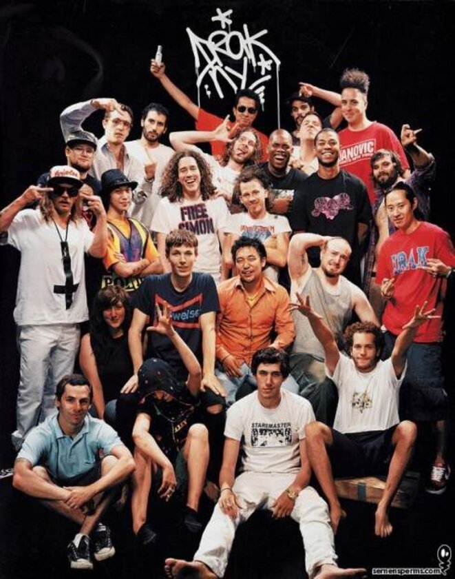 Le Irak crew au complet, avant la mort de Dash Snow. Ryan McGinley est au centre, cheveux courts et t-shirt bleu foncé © Semen Le Irak crew au complet, avant la mort de Dash Snow. Ryan McGinley est au centre, cheveux courts et t-shirt bleu foncé © Semen