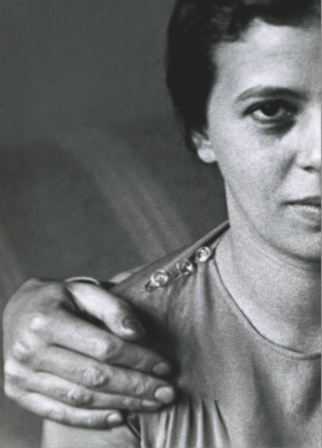 Elisabeth et moi
1931
André Kertész
Épreuve gélatino-argentique, tirée vers 1961
25,3 x 17,5 cm
Collection of Sarah Morthland, New York Elisabeth et moi
1931
André Kertész
Épreuve gélatino-argentique, tirée vers 1961
25,3 x 17,5 cm
Collection of Sarah Morthland, New York