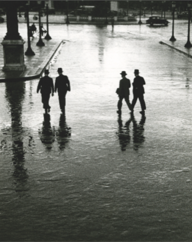 Place de la Concorde
Paris, 1928
André Kertész
Épreuve gélatino-argentique
Tirée dans les années 1970
25,2 x 20,3 cm
Collection Robert Gurbo Place de la Concorde
Paris, 1928
André Kertész
Épreuve gélatino-argentique
Tirée dans les années 1970
25,2 x 20,3 cm
Collection Robert Gurbo