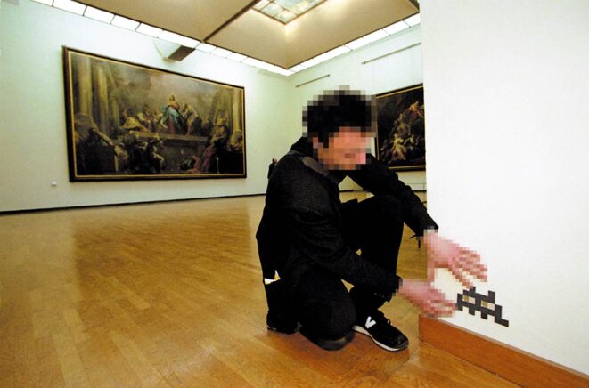 Space Invader au Louvre, 1998 © lppi Space Invader au Louvre, 1998 © lppi