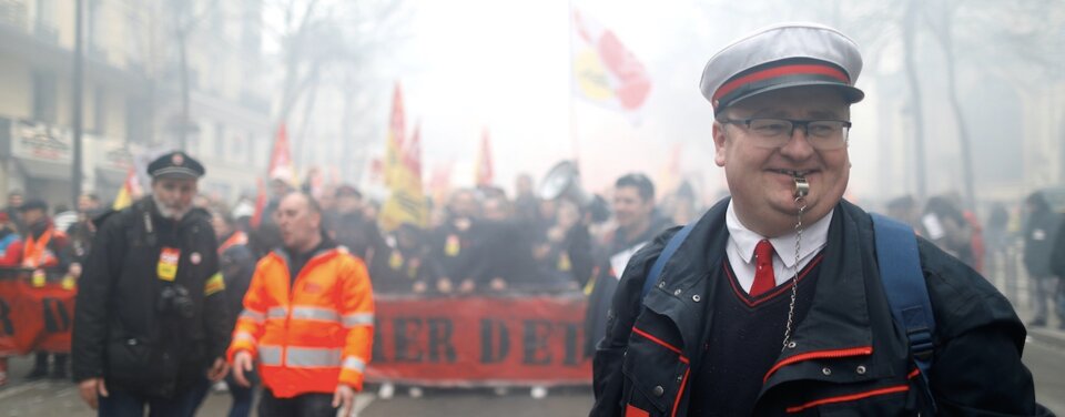 Colères sociales: Macron déjà pris au dépourvu