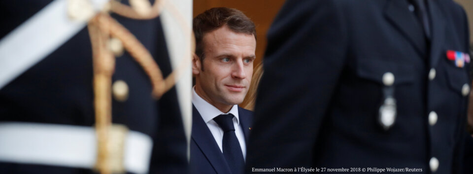 Face à la défiance, Emmanuel Macron s’obstine