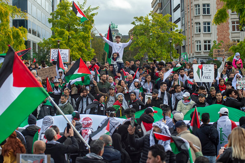 Des Milliers De Personnes Manifestent Devant La Commission Européenne à ...