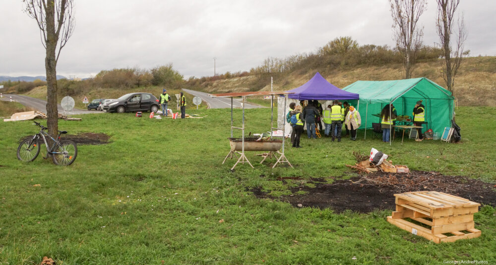 Sur Un Rond Point Avec Les Gilets Jaunes 63 Le Club De