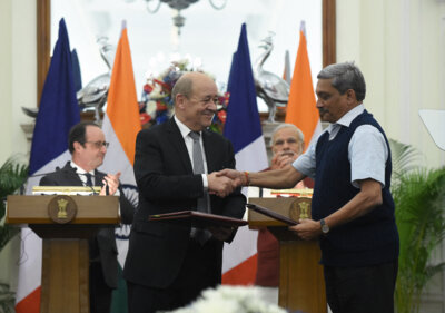 Jean-Yves Le Drian échange une poignée de mains avec son homologue indien Manohar Parrikar le 25 janvier 2016 à New Delhi