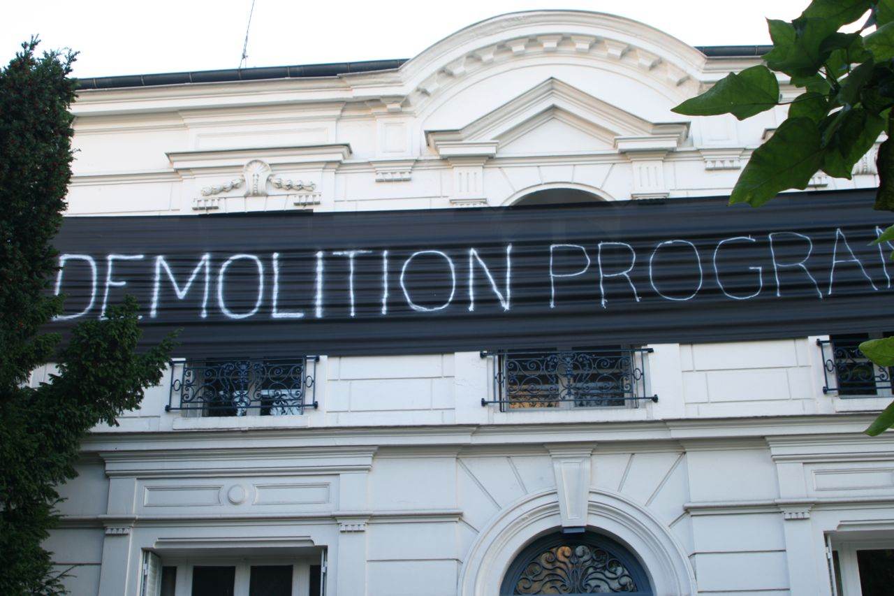 banderole noire suspendue à la façade d'un pavillon :