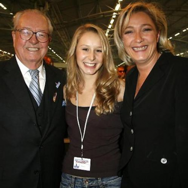 Jean-Marie Le Pen, Marion Maréchal-Le Pen et Marine Le Pen lors de la dernière « fête des Bleu-Blanc-Rouge », en 2006. Jean-Marie Le Pen, Marion Maréchal-Le Pen et Marine Le Pen lors de la dernière « fête des Bleu-Blanc-Rouge », en 2006.