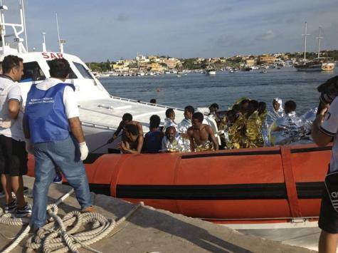 Des rescapés du naufrage arrivant à Lampedusa, le 3 octobre 2013. © Reuters