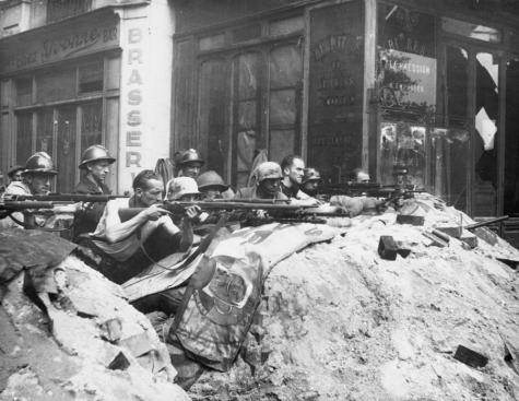 Paris, aout 1944 - barricade de la libération de Paris.