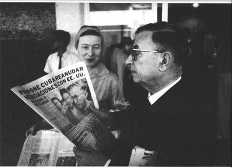 Simone de Beauvoir et Jean-Paul Sartre à l&#039;aéroport avant de partir pour Santiago de Cuba (1960).
