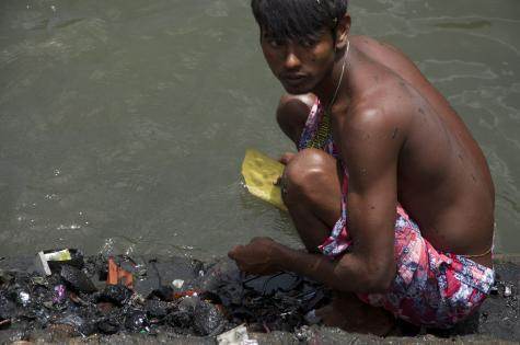 Nettoyage d'un réservoir d'eau à Bombay.