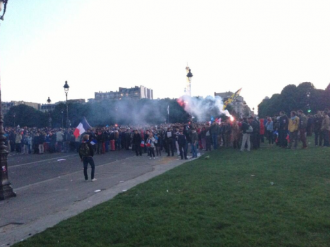 A 22h, les manifestants faisant face aux forces de l&#039;ordre sur l&#039;esplanade.