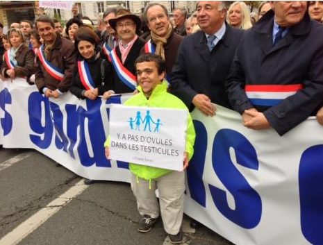 Le 17 novembre, le député d&#039;extrême droite Jacques Bompard portait la banderole avec les UMP Gérard Larcher et Claude Goasguen.