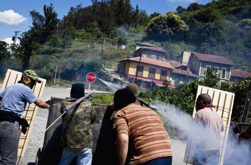 Affrontement entre mineurs et policiers dans le village d'Aller (Asturies) le 6 juillet.