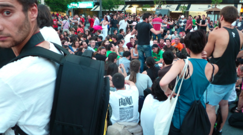 Une assemblée, place Benavente.