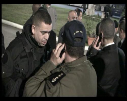 Samir Tarhouni et un capitaine de l'armée devant le bus
