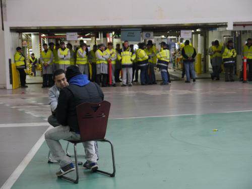 Réquisitionnés par la direction, des cadres en chasuble jaune traquent le moindre mouvement des grévistes