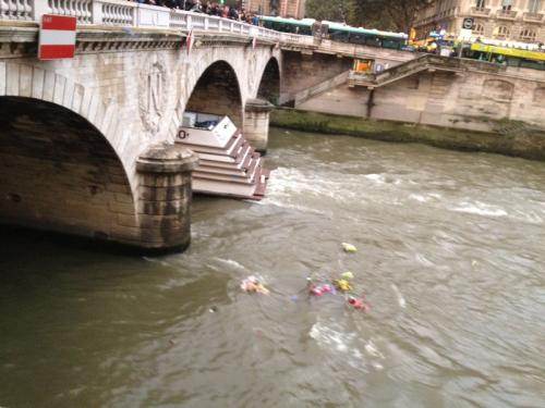 Lancer de gerbes au pont Saint-Michel à Paris, ce mercredi