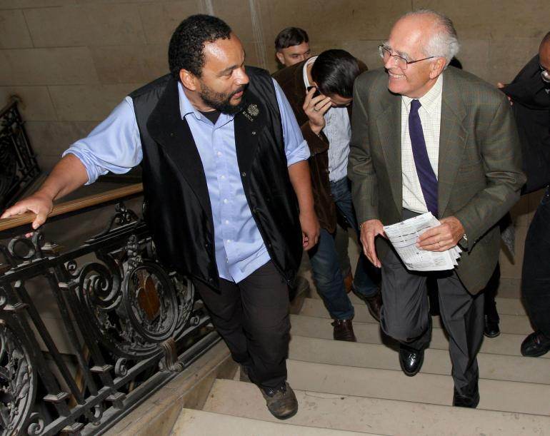 Frédéric Chatillon (au téléphone) avec Dieudonné et Robert Faurisson, au tribunal, le 22 septembre 2009.
