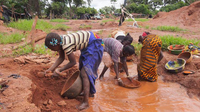 Orpaillage dans la rivière. Les enfants sont les premiers à travailler.