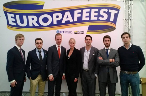 Marion Maréchal avec Julien Rochedy, Paul-Alexandre Martin (FNJ) et des responsables du Vlaams Belang flamand et du SDU suédois. Marion Maréchal avec Julien Rochedy, Paul-Alexandre Martin (FNJ) et des responsables du Vlaams Belang flamand et du SDU suédois.