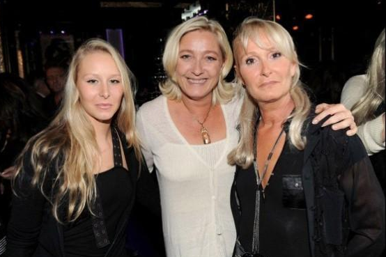 Marion Maréchal-Le Pen, sa tante Marine Le Pen et sa mère Yann Le Pen, en 2012. Marion Maréchal-Le Pen, sa tante Marine Le Pen et sa mère Yann Le Pen, en 2012.