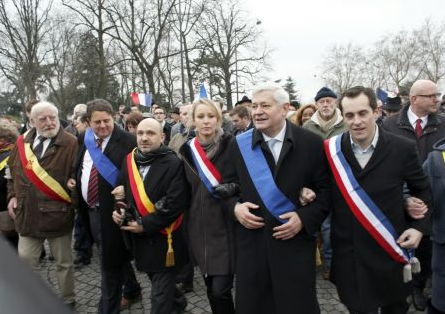 Le 13 janvier, elle manifeste contre le mariage pour tous avec la vieille garde du FN et le très controversé Nick Griffin. Le 13 janvier, elle manifeste contre le mariage pour tous avec la vieille garde du FN et le très controversé Nick Griffin.