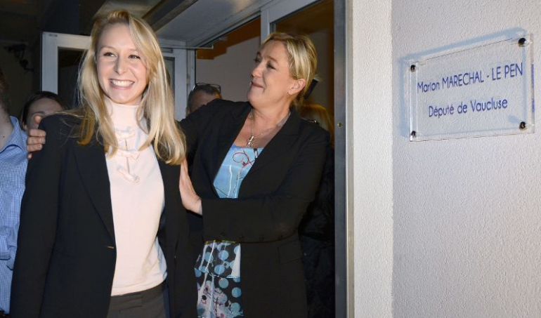 Avec Marine Le Pen lors de l'inauguration de sa permanence, à Carpentras, le 16 novembre 2012. Avec Marine Le Pen lors de l'inauguration de sa permanence, à Carpentras, le 16 novembre 2012.